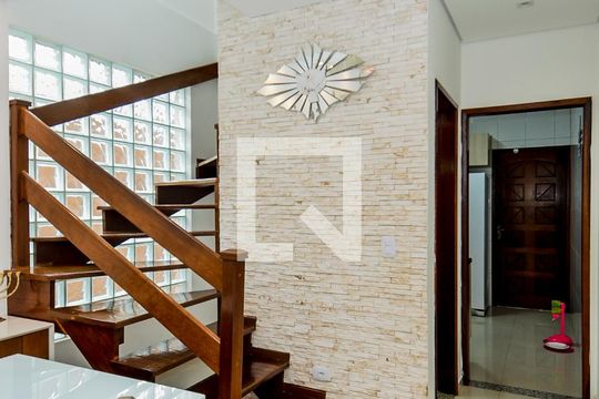Escada Sala/Quartos de casa à venda com 3 quartos, 200m² em Vila Planalto, Guarulhos