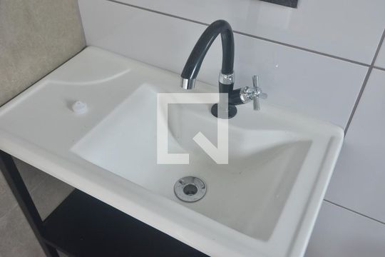 Banheiro de kitnet/studio para alugar com 1 quarto, 30m² em Marechal Rondon, Canoas