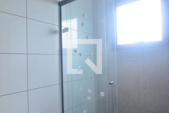 Banheiro de kitnet/studio para alugar com 1 quarto, 30m² em Marechal Rondon, Canoas