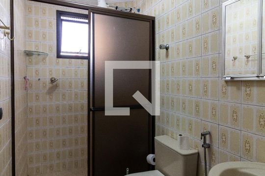 Banheiro de apartamento para alugar com 1 quarto, 25m² em Nova Mirim, Praia Grande