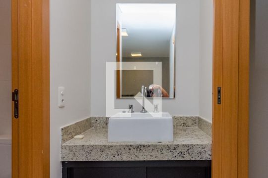 Banheiro de apartamento à venda com 1 quarto, 50m² em Vila da Serra, Nova Lima