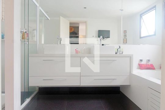 Banheiro da Suíte 2 de apartamento à venda com 3 quartos, 165m² em Vila Suzana, São Paulo