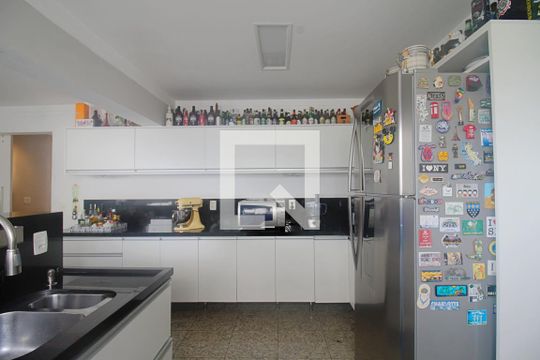 Cozinha de apartamento à venda com 3 quartos, 165m² em Vila Suzana, São Paulo