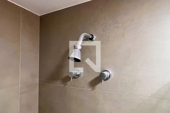 Banheiro de kitnet/studio para alugar com 1 quarto, 25m² em Indianópolis, São Paulo