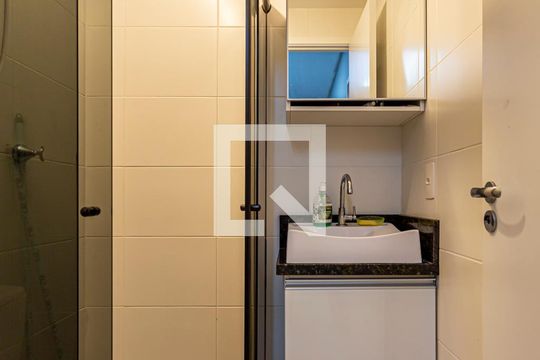 Banheiro de apartamento para alugar com 2 quartos, 36m² em Parque São Vicente, Mauá
