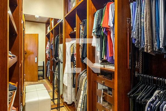 Suíte - Closet de apartamento para alugar com 3 quartos, 210m² em Jardim Paulista, São Paulo