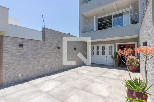 Área Externa de casa para alugar com 4 quartos, 395m² em Jardim Itu Sabará, Porto Alegre