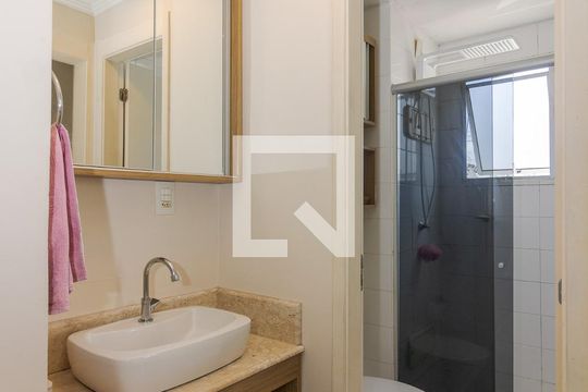 Banheiro de apartamento à venda com 2 quartos, 47m² em Sarandi, Porto Alegre