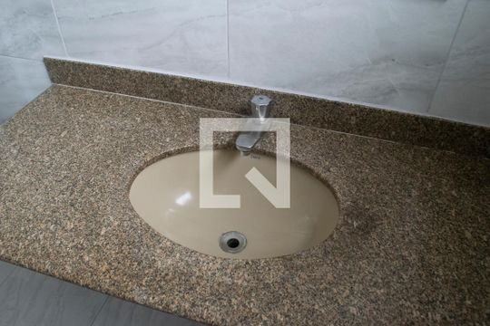 Banheiro de apartamento à venda com 2 quartos, 63m² em Vila Romero, São Paulo