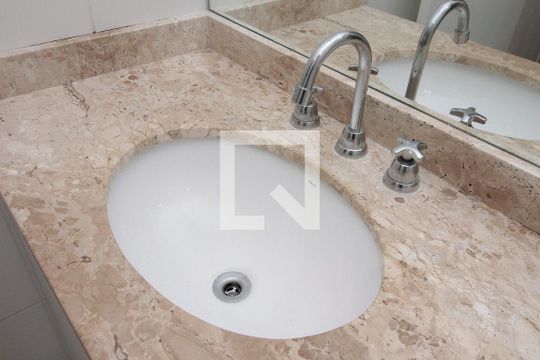 Suíte banheiro  de apartamento para alugar com 1 quarto, 45m² em Bela Vista, São Paulo
