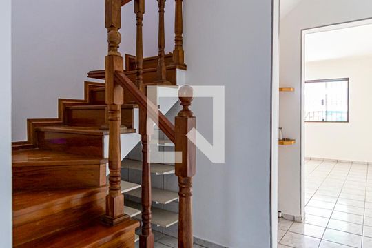 Escada Dormitórios de casa à venda com 4 quartos, 220m² em Vila Helena, Santo André