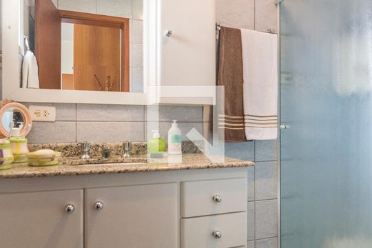 Banheiro da Suite de apartamento à venda com 3 quartos, 97m² em Vila Scarpelli, Santo André