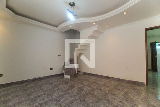Casa para alugar com 3 quartos, 240m² em Vila Carmosina, São Paulo
