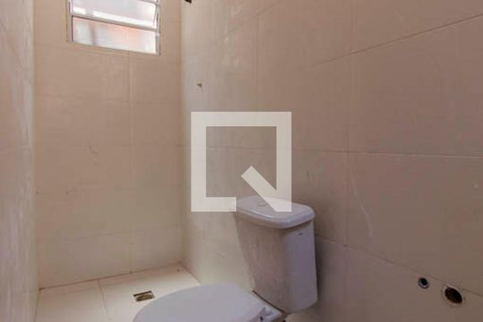 Banheiro de casa de condomínio para alugar com 1 quarto, 28m² em Vila Nhocune, São Paulo