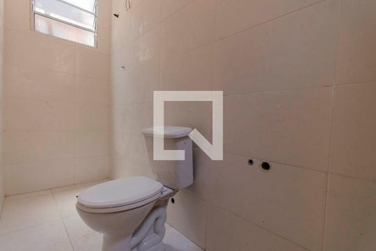 Banheiro de casa de condomínio para alugar com 1 quarto, 28m² em Vila Nhocune, São Paulo