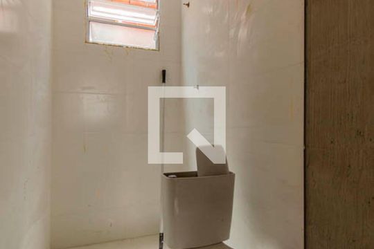 Banheiro  de casa de condomínio para alugar com 1 quarto, 28m² em Vila Nhocune, São Paulo
