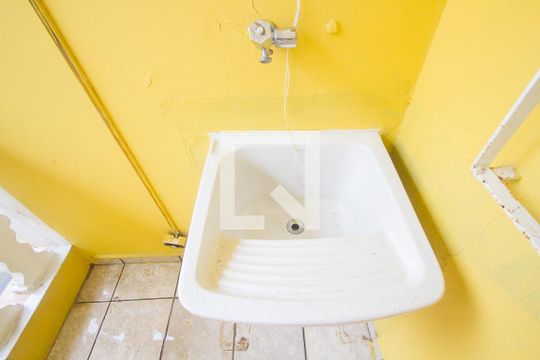 Tanque de apartamento para alugar com 2 quartos, 65m² em Parque Maria Helena, São Paulo