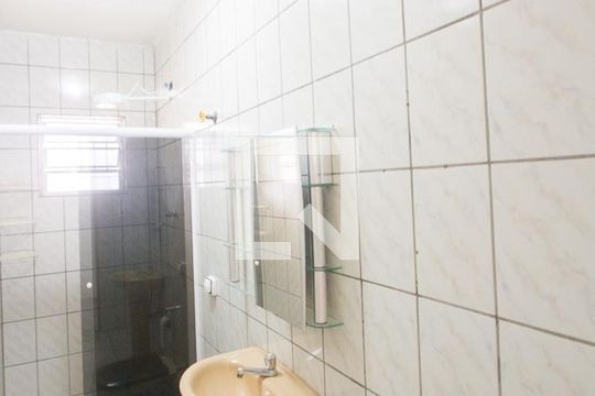 Banheiro de apartamento para alugar com 2 quartos, 65m² em Parque Maria Helena, São Paulo