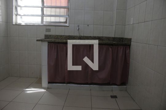 Cozinha de apartamento para alugar com 1 quarto, 40m² em Centro, São Vicente