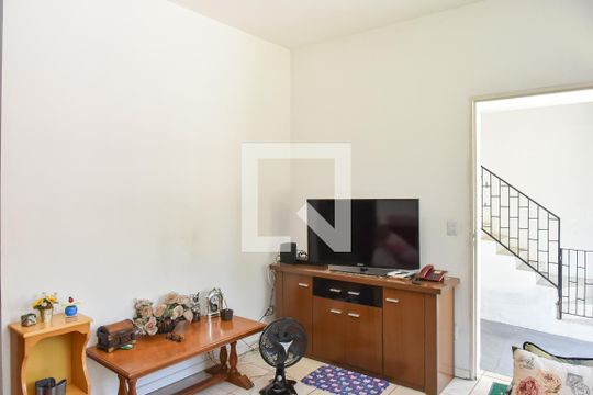 Sala 1 de casa para alugar com 5 quartos, 160m² em Jardim Floresta, Porto Alegre
