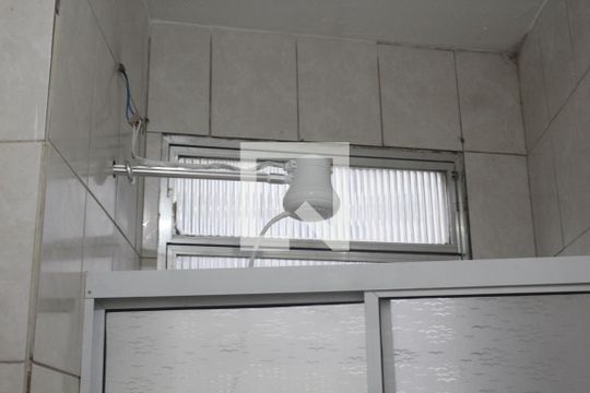 Banheiro de kitnet/studio para alugar com 1 quarto, 28m² em Itararé, São Vicente