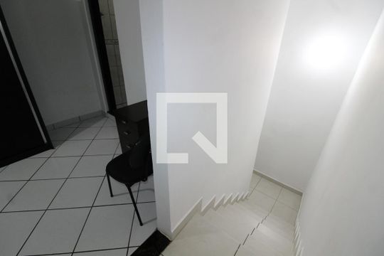 Escada de casa para alugar com 1 quarto, 60m² em Vila Alpina, São Paulo
