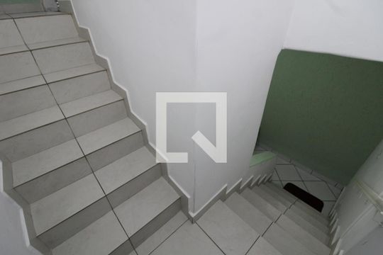 Escada de casa para alugar com 1 quarto, 60m² em Vila Alpina, São Paulo