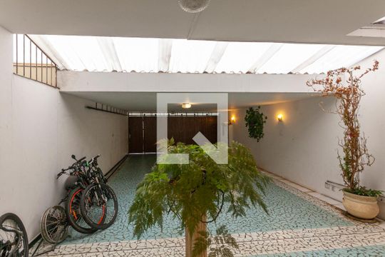 Garagem de casa à venda com 3 quartos, 360m² em Alto da Lapa, São Paulo