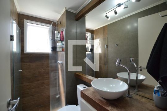 Banheiro de apartamento à venda com 2 quartos, 48m² em Cavalhada, Porto Alegre