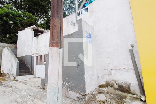 Fachada de casa para alugar com 1 quarto, 45m² em Jardim Ana Maria, São Paulo