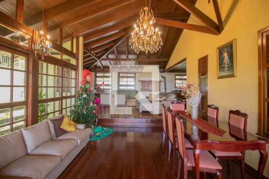 Casa para alugar com 5 quartos, 400m² em Teresópolis, Porto Alegre