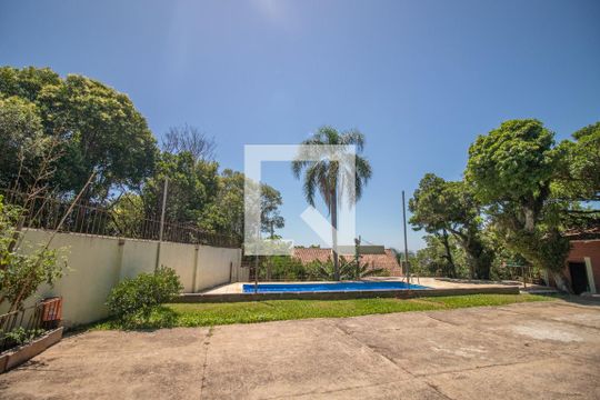 Área Externa de casa para alugar com 5 quartos, 400m² em Teresópolis, Porto Alegre