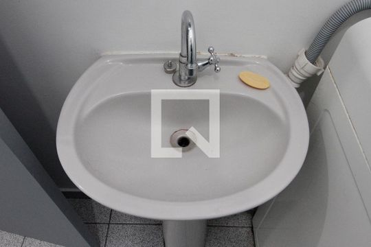 Banheiro de casa para alugar com 0 quarto, 30m² em República, São Paulo