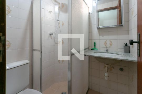 Banheiro de apartamento para alugar com 2 quartos, 52m² em Santa Efigênia, Belo Horizonte