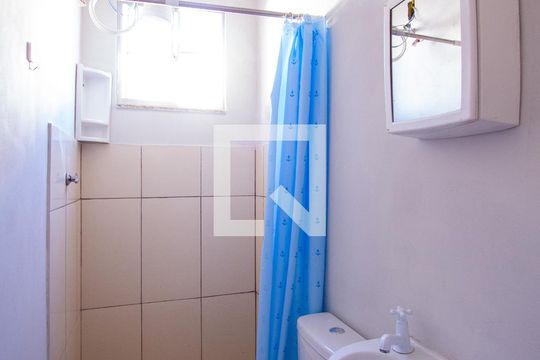 Banheiro de kitnet/studio para alugar com 1 quarto, 27m² em Mutondo, São Gonçalo