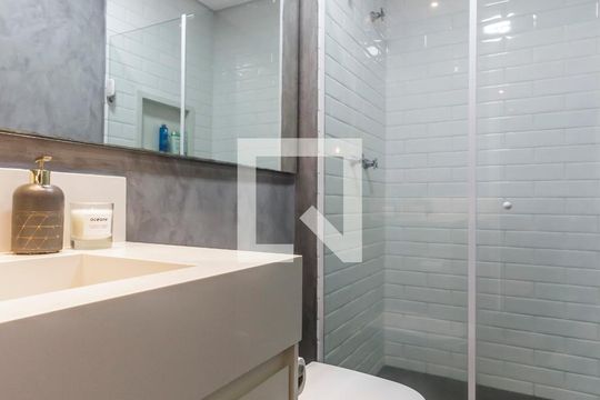 Banheiro de apartamento para alugar com 1 quarto, 50m² em Empresarial 18 do Forte, Barueri