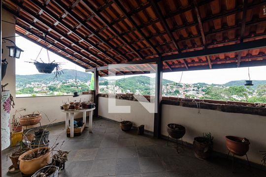 Sala de casa de condomínio à venda com 5 quartos, 450m² em Sapê, Niterói