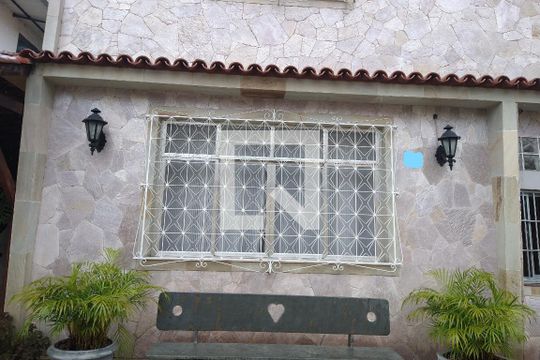 Fachada de casa à venda com 4 quartos, 217m² em Váz Lobo, Rio de Janeiro