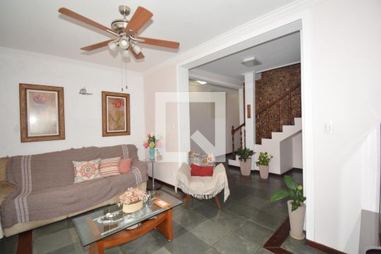 Casa à venda com 4 quartos, 217m² em Váz Lobo, Rio de Janeiro