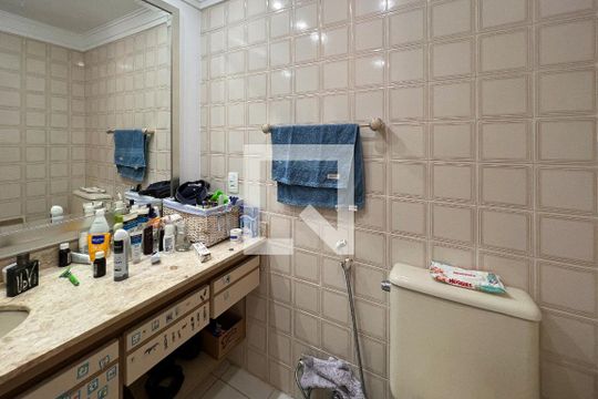 Banheiro da Suíte de apartamento à venda com 2 quartos, 80m² em Vila Nova Conceição, São Paulo