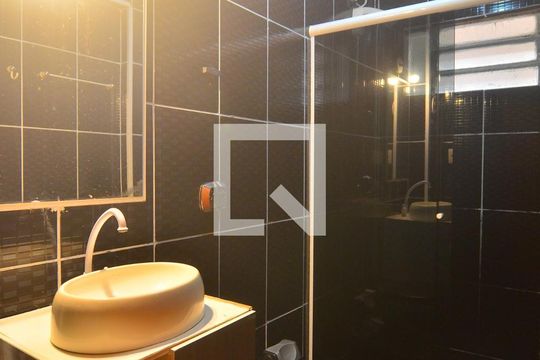 Banheiro de apartamento à venda com 2 quartos, 62m² em Marechal Rondon, Canoas