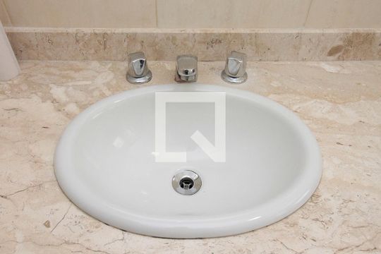 Banheiro de apartamento para alugar com 2 quartos, 62m² em Bela Vista, São Paulo