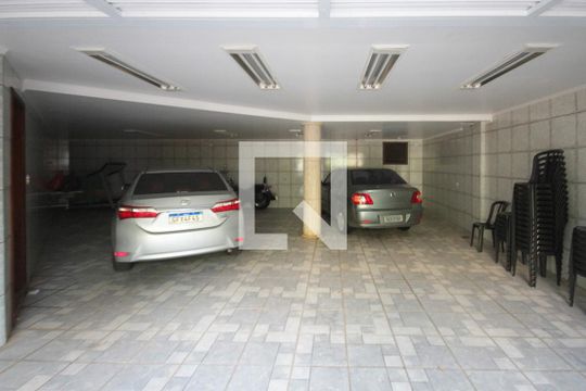 Garagem de casa à venda com 3 quartos, 400m² em Sítio da Figueira, São Paulo