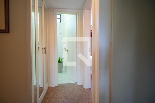 Corredor  de casa à venda com 3 quartos, 200m² em São João, Porto Alegre
