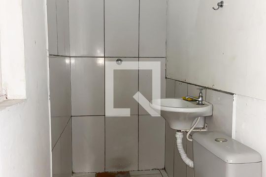 Banheiro de casa para alugar com 1 quarto, 30m² em São Pedro, Osasco