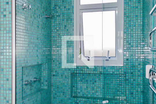 Suíte 01 - Banheiro de casa de condomínio para alugar com 4 quartos, 375m² em São João do Rio Vermelho, Florianópolis