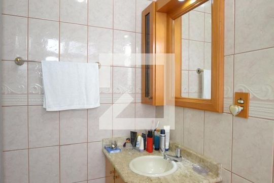 Banheiro de apartamento para alugar com 2 quartos, 48m² em Cristal, Porto Alegre