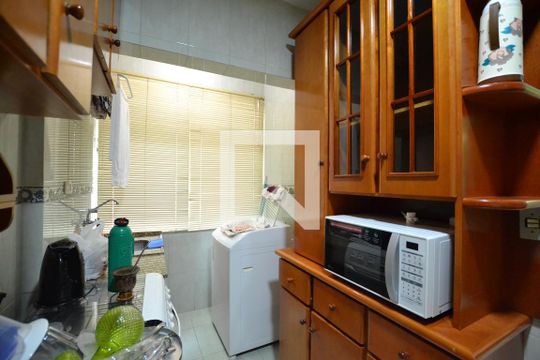 Cozinha de apartamento para alugar com 2 quartos, 48m² em Cristal, Porto Alegre