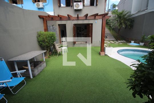 Quintal de casa de condomínio à venda com 3 quartos, 263m² em Campo Novo, Porto Alegre