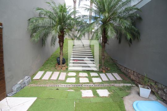 Quintal de casa de condomínio à venda com 3 quartos, 263m² em Campo Novo, Porto Alegre